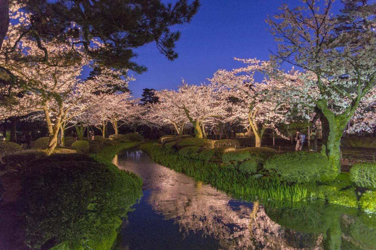Kanazawa Tokyu Hotel Eksteriør bilde Cherry blossoms at night