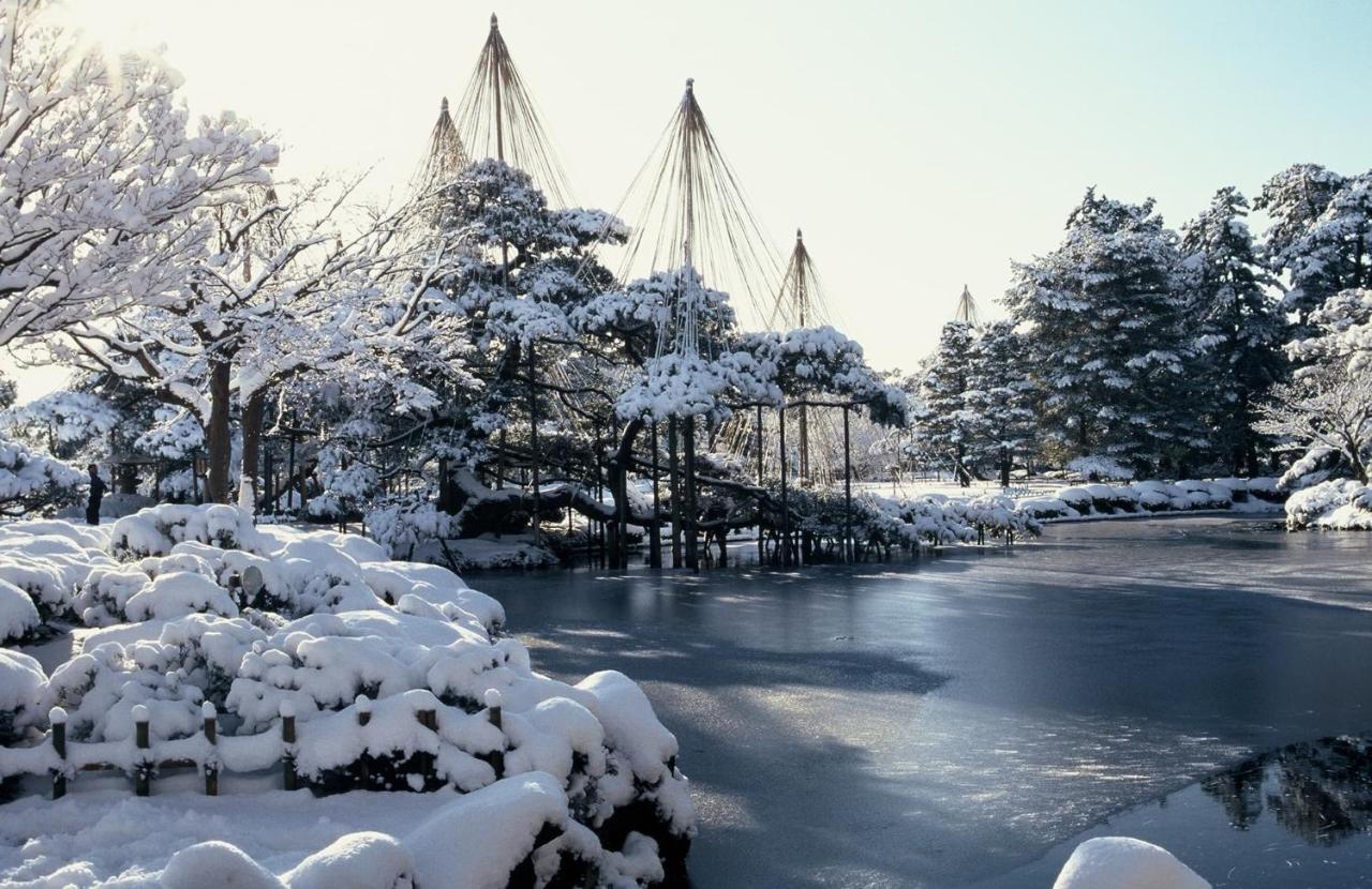 Kanazawa Tokyu Hotel Eksteriør bilde The Japanese garden in winter