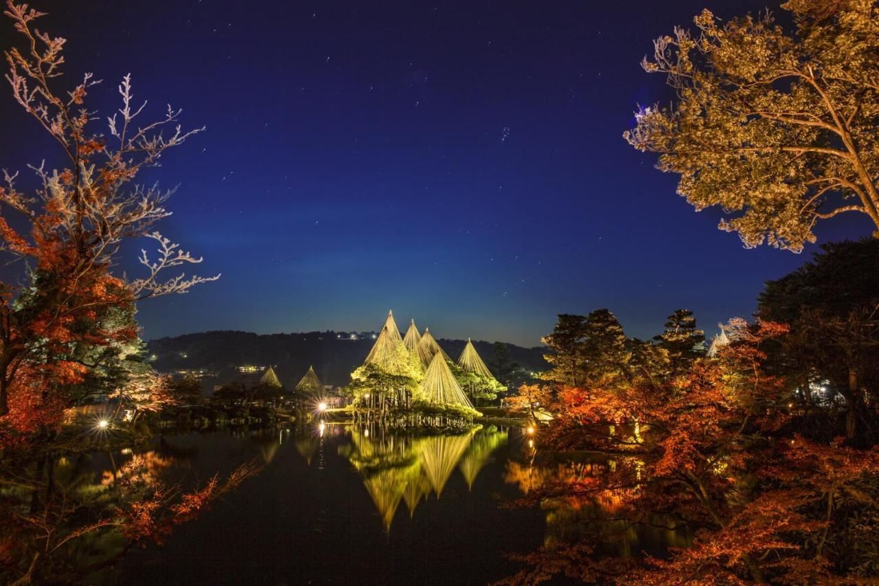 Kanazawa Tokyu Hotel Eksteriør bilde The pyramids of the museum at night